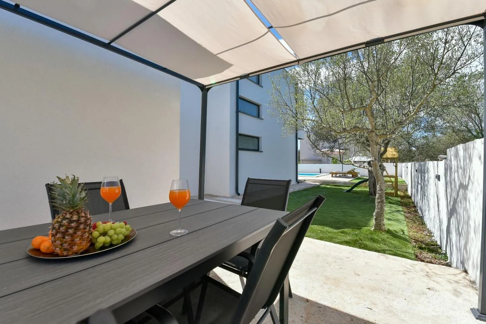 Villa Sunflower With Pool Sukošan