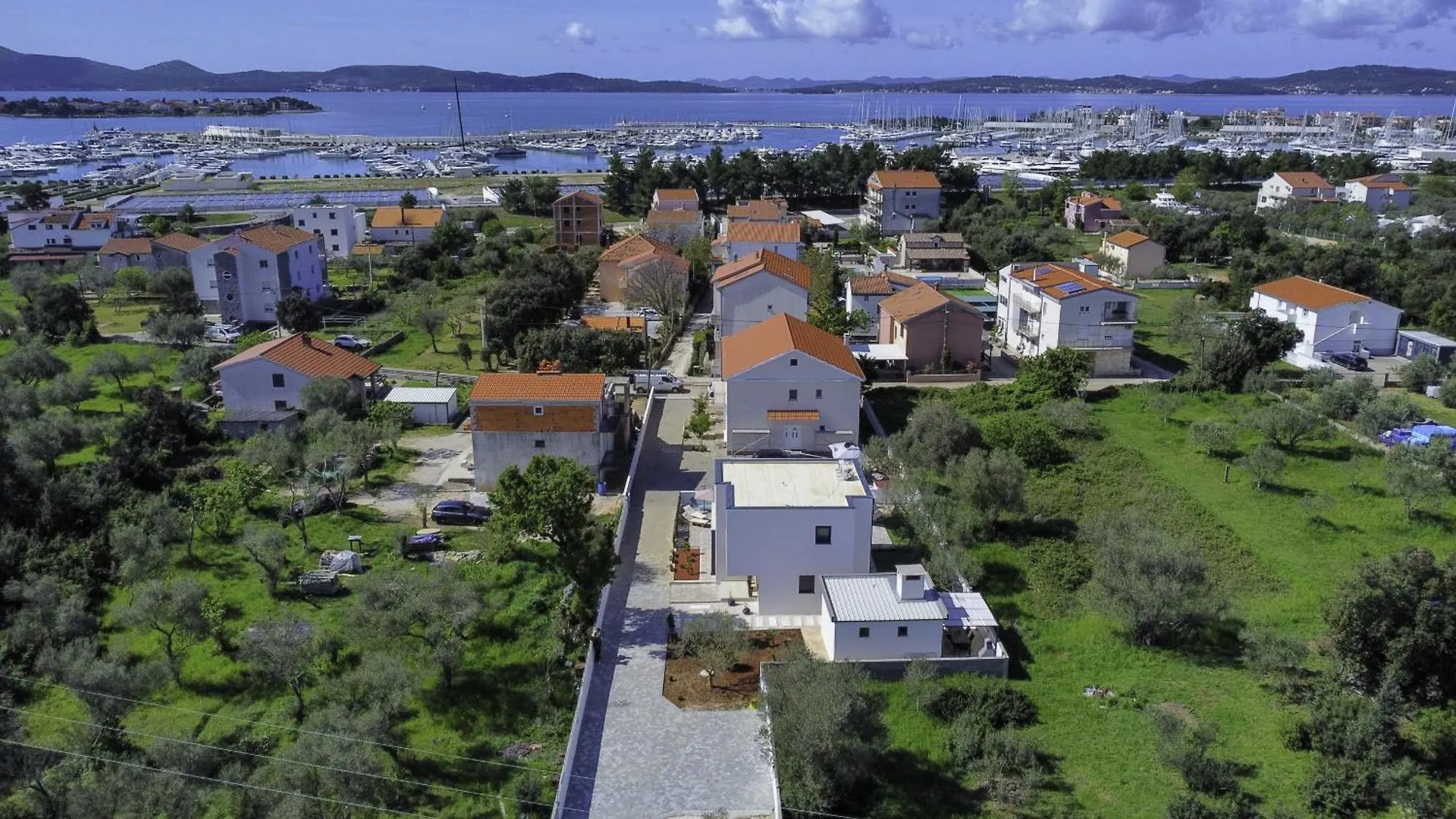 Villa Sunflower With Pool Sukošan