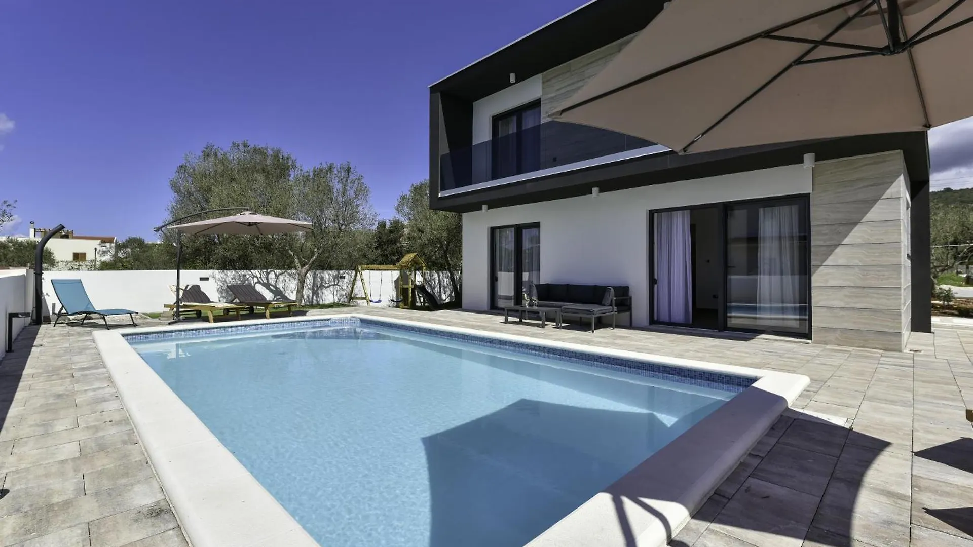 Villa Sunflower With Pool Sukošan