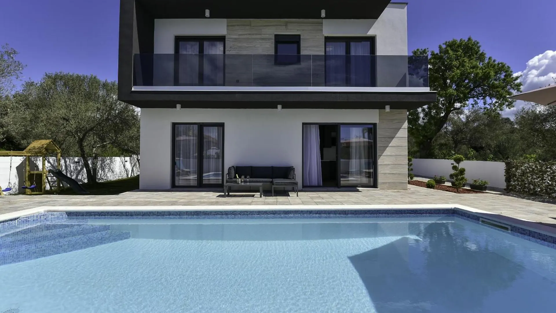 Villa Sunflower With Pool Sukošan